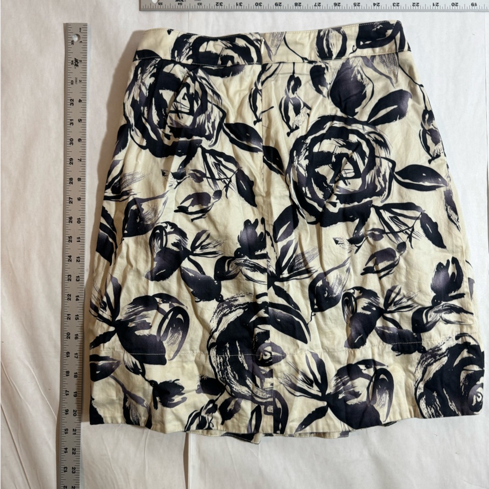 Cabo women’s size 0 white/purple/black/dark blue skirt